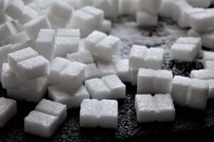هل يحتوي السكر البني على سعرات حرارية وكربوهيدرات أكثر من السكر الأبيض؟