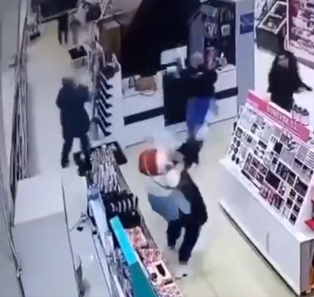 فيديو من العراق.. طفل يسقط على رأس سيدة في مركز تجاري