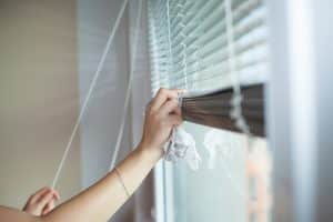 الاحتياطات الأمان لتنظيف النوافذ